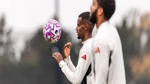 裏弗斯末節兩度判罰失誤，自食其果滑倒球場